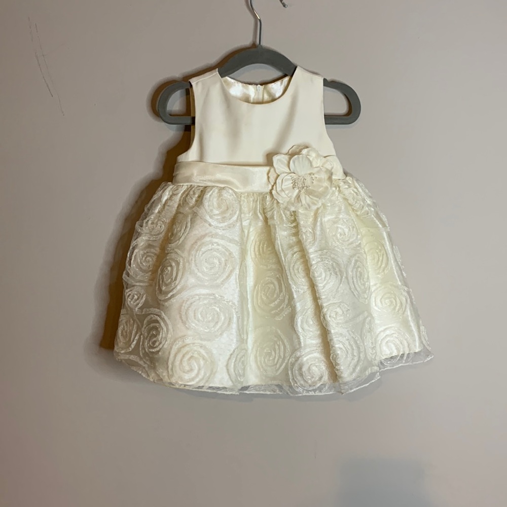 Cream colored party dress size 24M